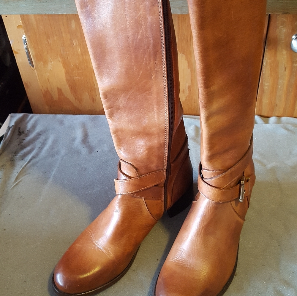 Leather women boots.